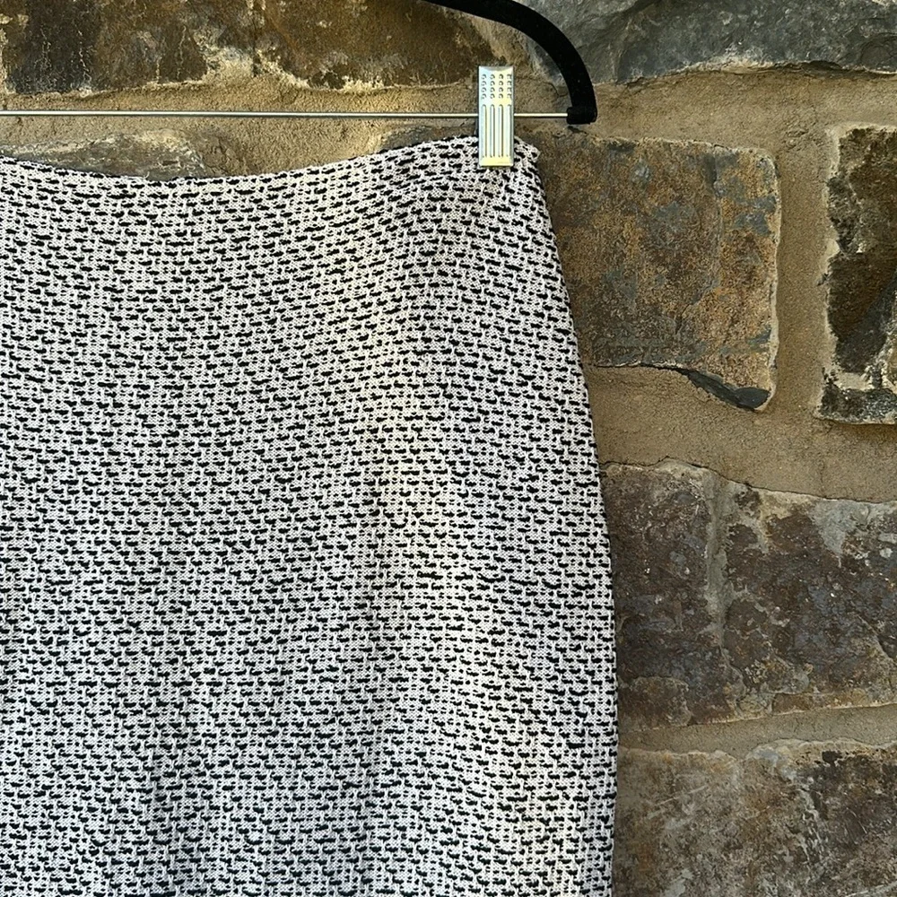 St. John Wool Blend Boucle Tweed Pencil Skirt in White/Black Size 6